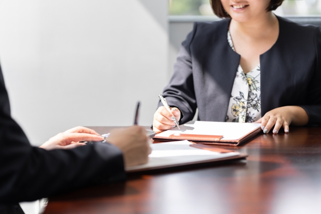 気が合う男性と話す女性