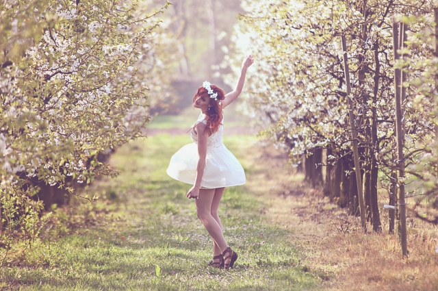 幸せそうにダンスをする女性