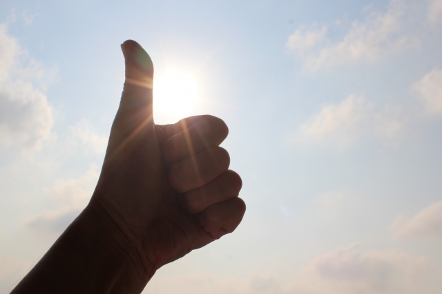 空に向かって親指でグッド！
