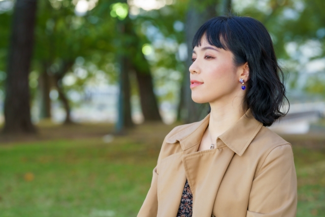 生き生きと魅力的な表情の女性
