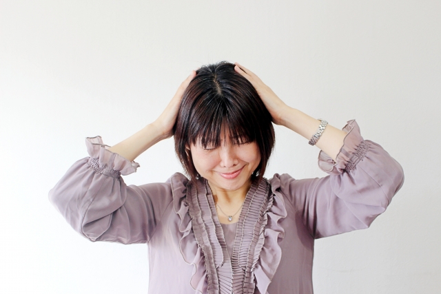 頭を抱える女性
