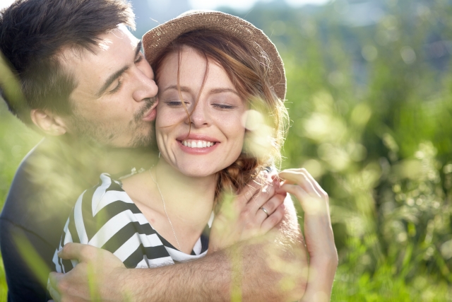 男性にキスされて、愛されている女性