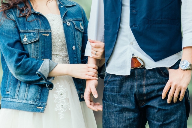 腕を組んで歩くカップル