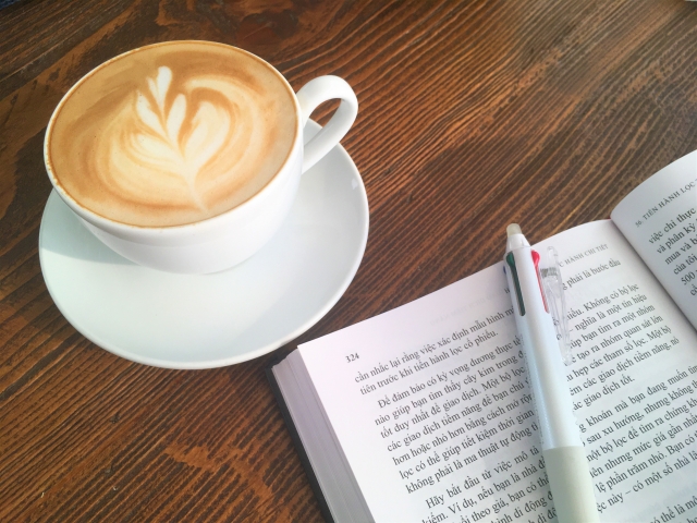 カフェオレと本
