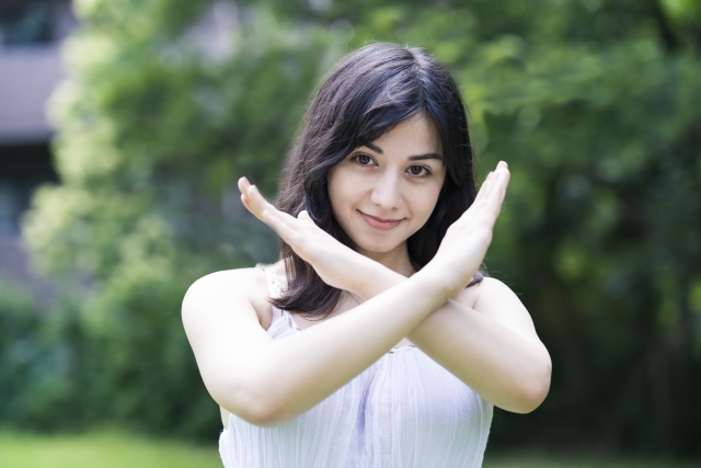 ダメ！というメッセージを全身で表現している女性