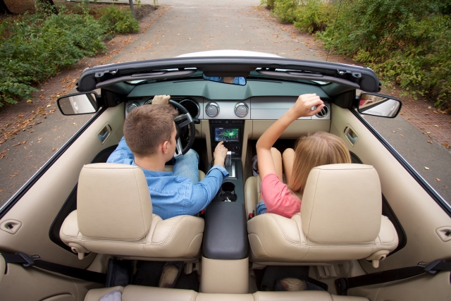 ドライブ中に会話するカップル