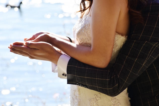 新郎に抱きしめられる新婦
