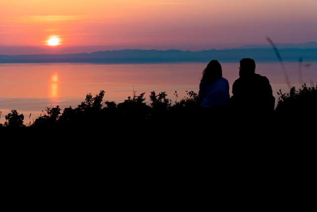 山頂の景色を楽しむカップル