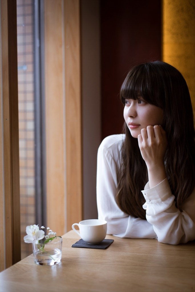 窓際で物思いにふける女性
