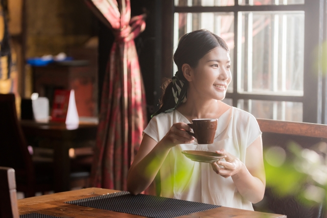 お見合い中の女性
