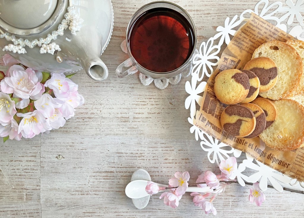 クッキーと紅茶でティータイム