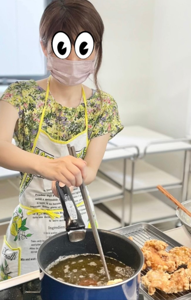 揚げ物に挑戦する婚活女性
