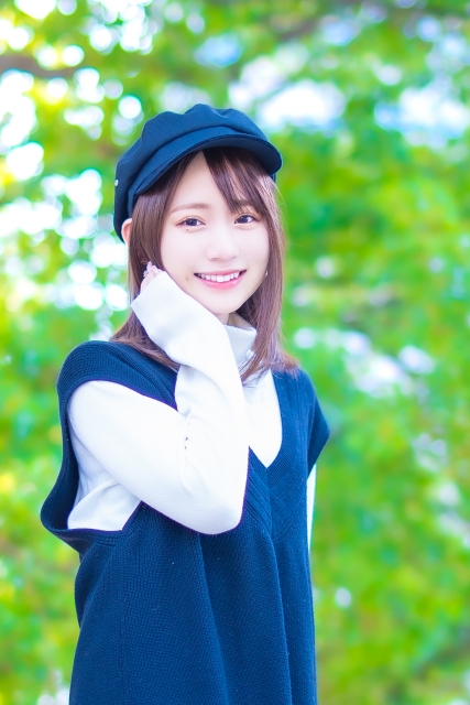 別れ際に素敵な笑顔で挨拶する女性
