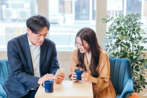 仲良くお茶をする新婚カップル