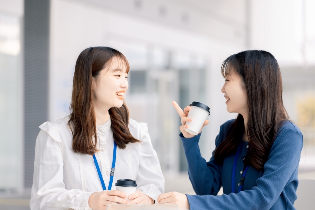 婚活の悩みを相談している女性二人
