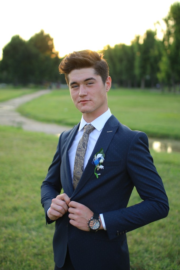 スタイリッシュなポーズの婚活男性

