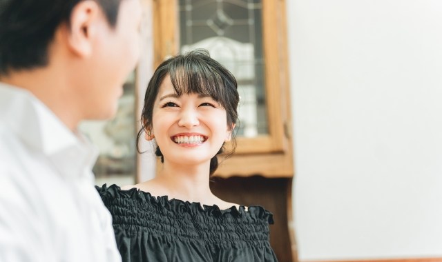楽しそうに笑顔で会話する婚活女性