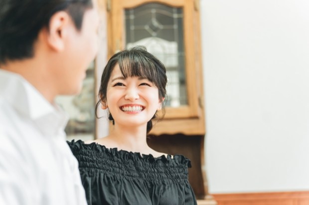 楽しそうに笑顔で会話する婚活女性