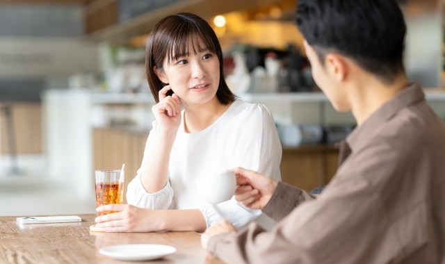 カフェでお見合いをするカップル