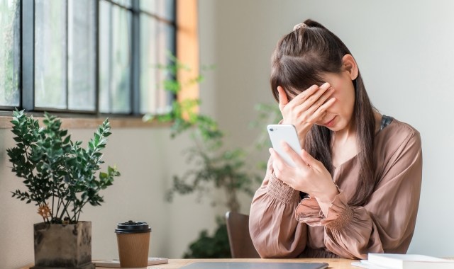 悩む婚活中の女性